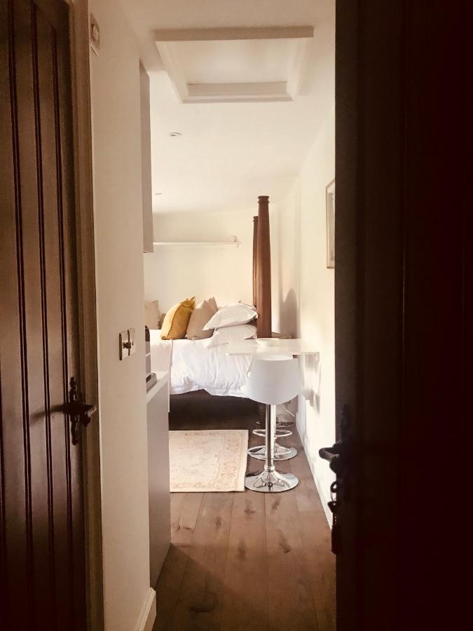 The Old Post Office Studio Apartment In A Beautiful Cotswold Village Cirencester Exterior photo